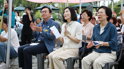 추석맞이 다문화가족 노래자랑 나주시장과 배우자가 관람자석에 앉아 이주여성들의 노래자랑을 보며 박수를 쳐주고 있는 모습