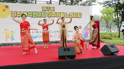 추석맞이 다문화가족 노래자랑 태국에서 이주해온 여성5명이 무대 위에서 전통춤을 선보이고 있는 모습