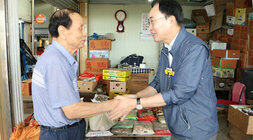 추석 명절맞이 나주목사고을시장 장보기 행사 나주시장이 남성 상인 어르신과 두손을 맞잡고 대화를 나누는 모습