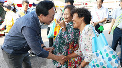 추석 명절맞이 나주목사고을시장 장보기 행사 나주시장이 장을 보러온 여성 어르신 2명을 만나 악수를 나누며 인사를 하고 있는 모습