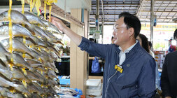 추석 명절맞이 나주목사고을시장 장보기 행사 나주시자이 어물전에 꼬아져 있는 조기를 한손으로 잡고 살펴보고 있는 모습