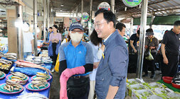 추석 명절맞이 나주목사고을시장 장보기 행사 나주시장이 어물전의 남성 상인을 만나 웃으며 대화하는 모습