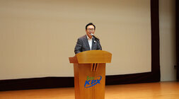 조선의 청백리 삼과 청렴나주 조성 특강 나주시장의 강의장 무대 위 단상에 서서 인사말 모습 