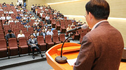 조선의 청백리 삼과 청렴나주 조성 특강 나주시장의 좌측 뒷편에서 촬영한 인사말 모습과 참석자들이 앉아서 듣고 있는 앞모습