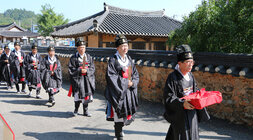 나주향교 추기 석전대제  나주시장이 관복을 입고 제를 올리기 위해 대성전으로 이동하고 있는 모습