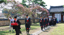 나주향교 추기 석전대제 나주시장이 대성전에 제를 올리기 위해 이동을 하고 있는 모습