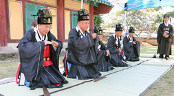 나주향교 추기 석전대제나주시장이 제를 올리기전 대성전 앞에서 제를 올리기 전 의식이 43배례를 하고 있는 모습