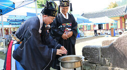 나주향교 추기 석전대제 나주시장이 대성전에 제를 올리기 앞 서 대성전 앞에서 관세를 하고 있는 모습