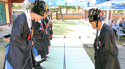 나주향교 추기 석전대제 나주시장이 대성전에 제를 올리기전 제를 진행하는 체관과 대성전 앞에서 인사를 나누는 모습