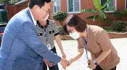 추석맞이 사회복지시설 위문 나주시장이 나주시노인요양원의 직원분과 악수를 하고 있는 모습