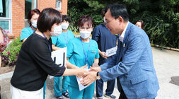 추석맞이 사회복지시설 위문 나주시장이 나주시노인요양원의 여성 직원분과 두손을 맞잡으며 인사를 나누는 모습