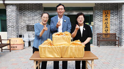 추석맞이 사회복지시설 위문 나주시장과 계산원 원장 및 직원이 계산원 앞에서 손하트를 하고 기념촬영을 하고 있는 모습