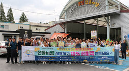 추석 명절맞이 공산5일시장 장보기 행사 나주시장과 공산면장 및 시청 직원 등이 플래카드를 펼치고 화이팅을 하며 기념촬영을 하고 있는 모습