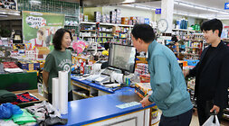 공산면 상가 방문 나주시장이 공산면의 마트를 방문하여 여성 사장님과 카운터 앞에서 인사를 나누는 모습