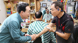 공산면 상가 방문 나주시장이 공산면 이발소를 방문하여 남성 이발사 분과 악수를 나누며 인사를 건네는 모습