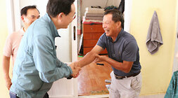 공산면 상가 방문 나주시장이 통닭집의 남성 사장님과 악수를 나누며 인사를 하는 모습