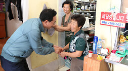 공산면 상가 방문 나주시장이 통닭집의 여성 사장님과 악수를 나누며 인사를 하는 모습