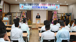 성균관청년유도회 나주지부 회장 취임식 나주시장이 단상에서 축사를 하는 모습과 참석한 복장을 갖춘 유림들이 앉아서 듣고 있는 뒷모습