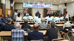 성균관청년유도회 나주지부 회장 취임식 나주시장의 축사모습과 참석자들의 앉아 있는 뒷모습 전면