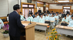 성균관청년유도회 나주지부 회장 취임식 축사를 하고 있는 나주시장의 뒷편에서 촬영한 측면모습과 참석한 유림들의 앉아 있는 앞모습