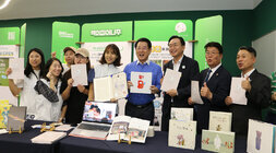 2024년 전라남도 청년의 날 행사 전남도지사와 나주시장, 나주싀의회 의장, 동의원이 행사장의 부스 운영 여자청년 5명과 기념촬영을 하고 있는 모습