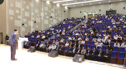 2024년 전라남도 청년의 날 행사 축사를 하고 있는 나주시장의 뒷편에서 촬영한 측면 모습과 참석자들이 앉아 있는 앞모습