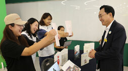 2024년 전라남도 청년의 날 행사 나주시장이 행사장에서 부스를 운영하는 여성 3명의 축하의 맞이를 보며 웃고 있는 모습