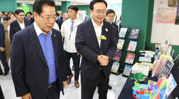 2024년 전라남도 청년의 날 행사 전남도지사와 나주시장이 행사장의 부스를 둘러 보고 있는 모습