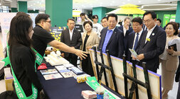 2024년 전라남도 청년의 날 행사 전남도지사와 나주시장 나주시의회 의장 등이 행사장 부스에서 설명을 듣고 있는 모습