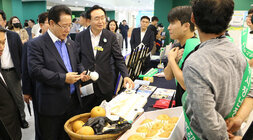 2024년 전라남도 청년의 날 행사 전남 도지사와 나주시장이 행사장 부스에서 남자 청년에게 설명을 듣고 있는 모습