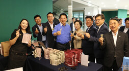 2024년 전라남도 청년의 날 행사 전남도지사, 나주시장, 한전사장 등이 행사장의 부스에서 행사 ㅁ물품을 들고 기념촬영을 하고 있는 모습