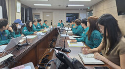 호우 대처 상황판단 점검 회의 재난상황실에서 나주시장 주재로 회의를 하고 있는 모습 정면에서 촬영