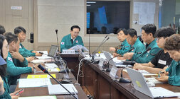 호우 대처 상황판단 점검 회의 나주시장이 대처 방안에 대해 이야기를 하고 있는 모습