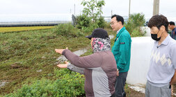 호우 및 강풍 피해지구 현장 점검 나주시장이 세지면의 소하천 앞에서 지역 여성 주민의 설명을 듣고 있는 모습