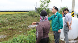 호우 및 강풍 피해지구 현장 점검 나주시장이 세지면의 소하천 앞에서 지역 여성 주민과 소하천을 손으로 가리키며 피해에 대해 애야기를 하고 있는 모습