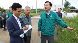 호우 및 강풍 피해지구 현장 점검 나주시장이 농어촌공사 관계자에게 세지면 소하천의 피해에 대해 설명을 하고 있는 모습