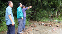 호우 및 강풍 피해지구 현장 점검 나주시장이 봉황면 남성 주민과 하천의 제방 유실된 곳을 바라보며 설명을 듣고 잇는 모습