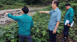 호우 및 강풍 피해지구 현장 점검 나주시장이 봉황면의 남성 주민과 하천 옆에서 피해를 입은 하천 건너편을 손으로 가리키며 이야기를 나누는 모습