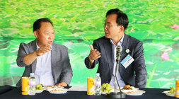 찾아가는 마을좌담회 나주시장과 마을 이장님이 자리에 앉아 마을에 대해 대화를 나누는 모습 나주시장과 마을 이장님이 한손을 들으며 이야기를 하는 모습