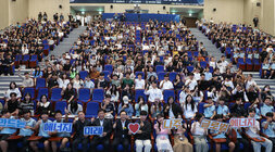 나주 글로벌에너지포럼 2024 시민특강  강연장 안 나주시장과 강사 및 참석자들이 자리에 앉아서 피켓을 들고 퍼포먼스를 하고 있는 모습