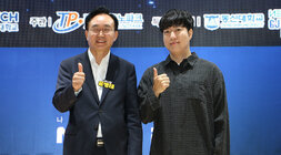 나주 글로벌에너지포럼 2024 시민특강 나주시장과 강사가 강연장 무대 위에서 엄지손가락을 치켜세우고 기념촬영을 하고 있는 모습