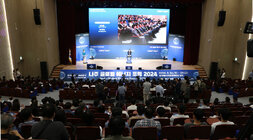 나주 글로벌 에너지 포럼 2024 개막식 나주시장의 개회사 모습과 참석자들의 앉아 있는 뒷못브 전면