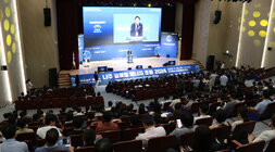 나주 글로벌 에너지 포럼 2024 개막식 측면에서 촬영한 나주시장의 개회사 모습과 참석들이 앉아 있는 모습