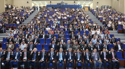 나주 글로벌 에너지 포럼 2024 개막식 나주시장과 국회의원, 한전사장, 기조연설자 및 참석자들 전체 대강당 자리에 앉아 한손을 들고 화이팅을 외치며 기념촬영을 하고 있는 모습