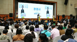 2024 전라남도 장애인 일자리 박람회 나주시장의 환영사 모습과 참석자들이 앉아 있는 뒷모습