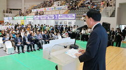 2024 전라남도 장애인 일자리 박람회 나주시장이 환영사를 하고 있는 뒷편에서 촬영한 사진 참석자들의 앞모습이 보인다