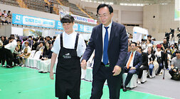 2024 전라남도 장애인 일자리 박람회 나주시장이 여자 장애인 소녀의 손을 잡고 기념 세레모니를 위해 무대 위로 걸어가고 있는 모습 