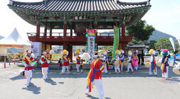 천년 나주목읍성문화 축제 정수루 앞에서 풍물 국악단 들이 풍물패 놀이를 하고 있는 모습