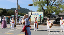 천년 나주목읍성문화 축제 풍물패 놀이 팀이 무 대 앞에서 접시 돌리기를 하고 있는 모습