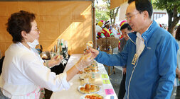 천년 나주목읍성문화 축제 나주시장이 행사장의 부스에서 배로 만든 잼이 들어 있는 빵을 여성 관계자에게 받아 들고 있는 모습